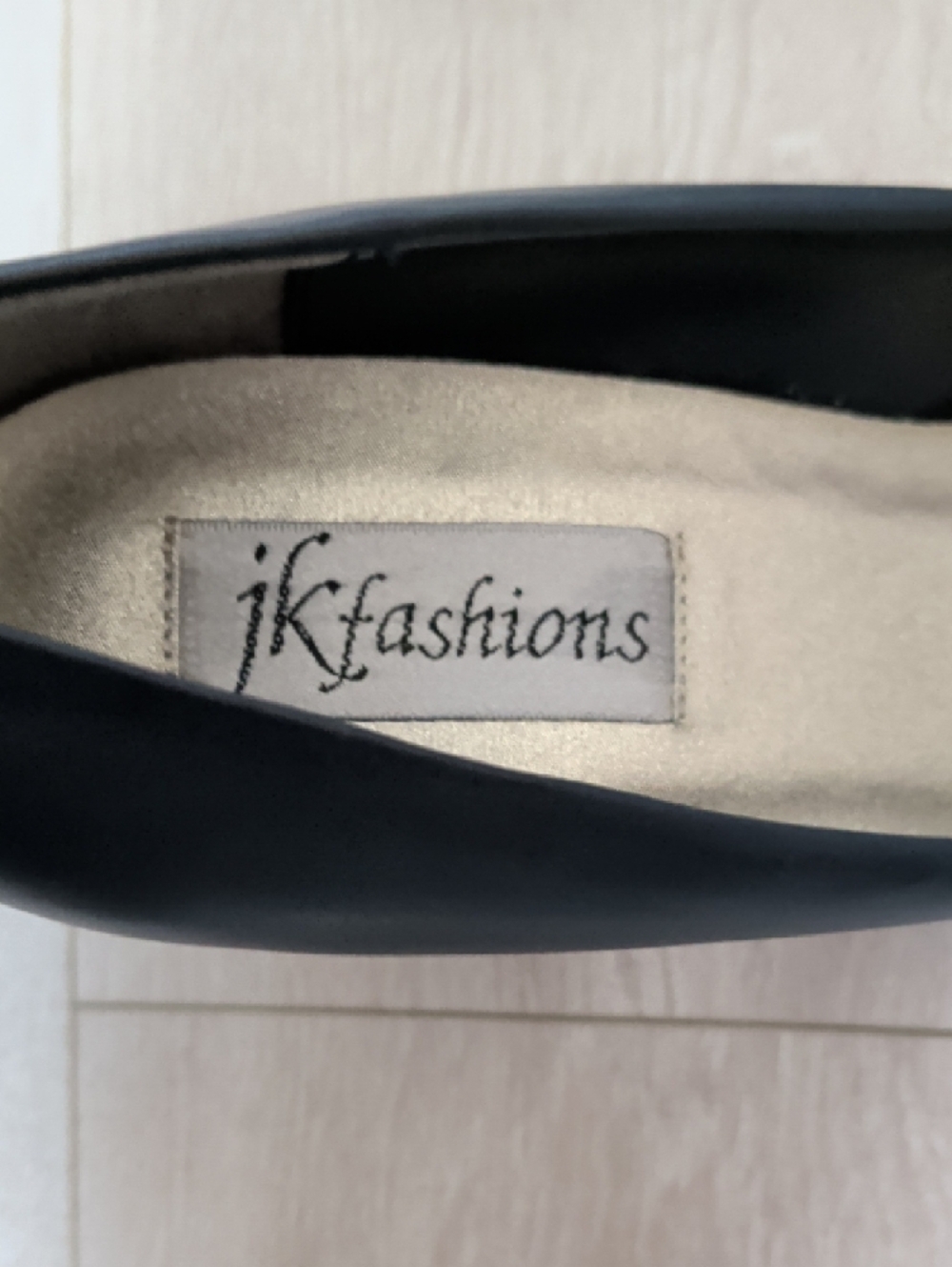 Classic Navy Pointed-Toe Women’s Pumps - Picture 2 of 9